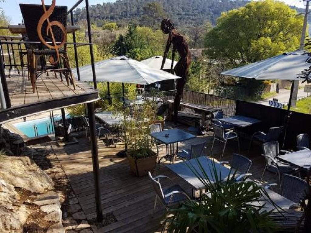 Les différents niveaux de la terrasse du Tempo, entre les arbres